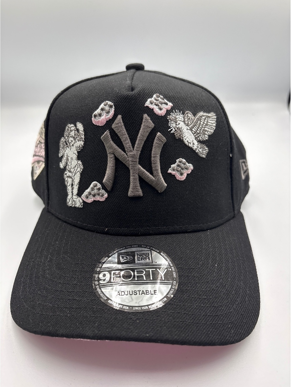 New Era 9FORTY Adjustable New York Yankees Black Cap with Pink Undervisor